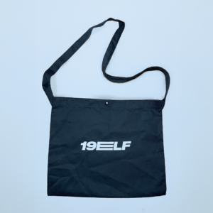 Eine schwarze Musette mit dem weißen Logo '19ELF'