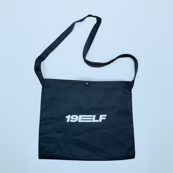 Eine schwarze Musette mit dem weißen Logo '19ELF'